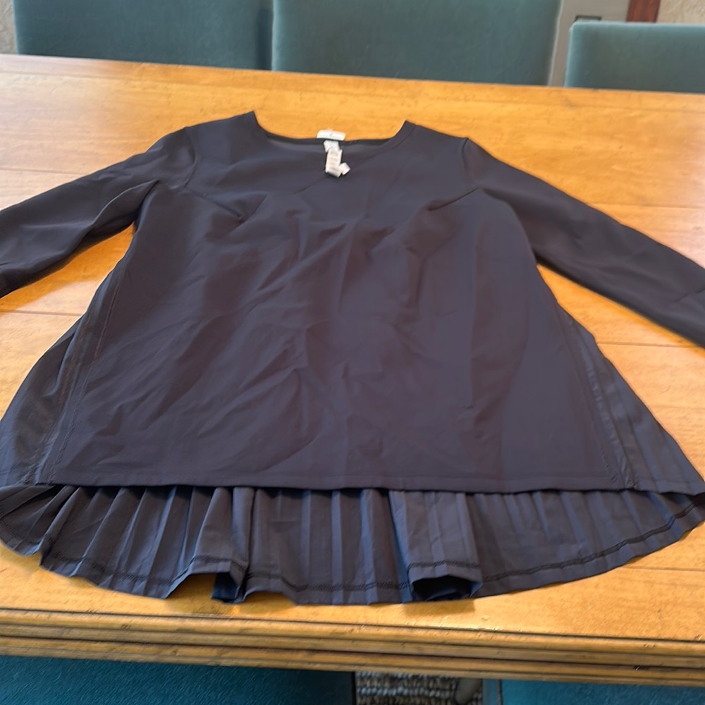 Pristine condition, only worn once. Beautiful fabric longer in the back. Size 6.